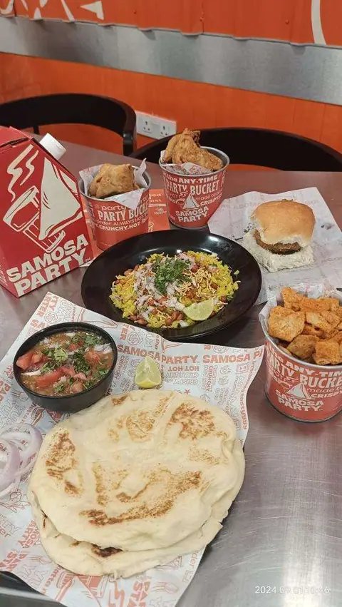 Samosa Party, sweet shop serving street food, tea in Yamare, Bengaluru