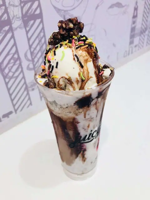 Juice Lounge, cafe serving beverages, desserts in Parel, Mumbai
